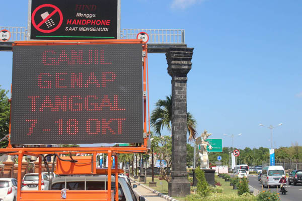Sistem ganjil genap mulai diterapkan mulai hari ini Minggu (7/10/2018) pada sejumlah simpang jalan di Bali selama Pertemuan Tahunan IMF-World Bank 2018.  - Bisnis/Ni Putu Eka Wiratmini