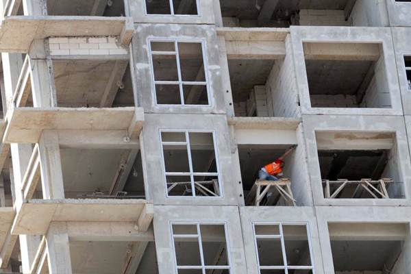 Pekerja beraktivitas di proyek pembangunan apartemen, di Makassar, Sulawesi Selatan, Selasa (5/9). - JIBI/Paulus Tandi Bone