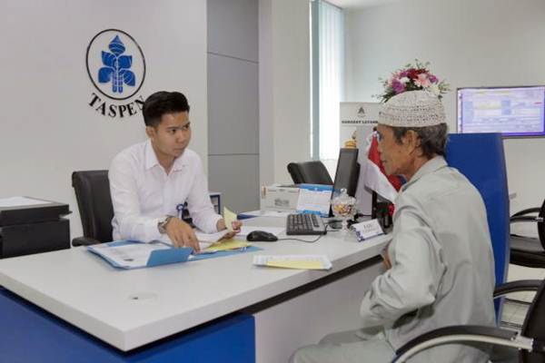 Karyawan melayani nasabah di Kantor Cabang PT Taspen, Tangerang, Banten - JIBI/Felix Jody Kinarwan