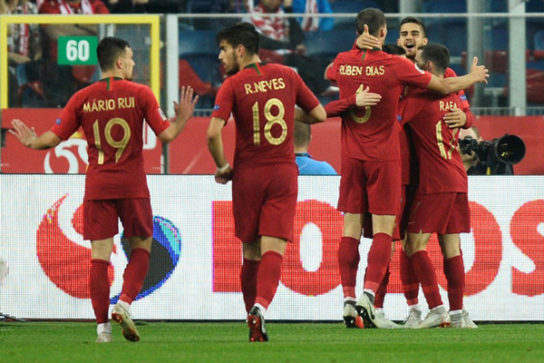 Para pemain Portugal bersuka cita selepas menjebol gawang Polandia untuk ketiga kali. - Reuters/Radoslaw Jozwiak