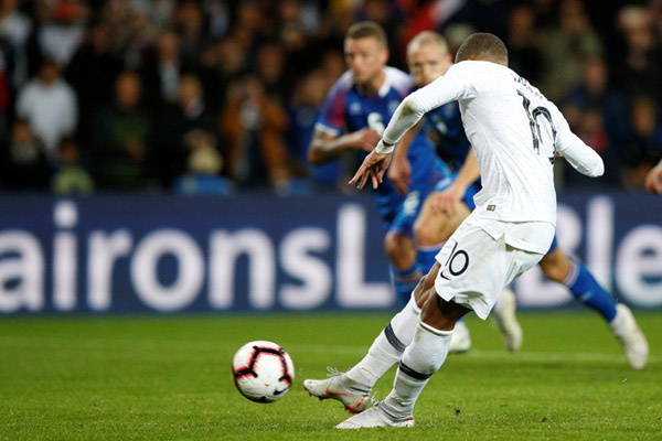 Kylian Mbappe sukses mengeksekusi penalti di ujung pertandingan untuk menyelamatkan Prancis dari kekalahan melawan Islandia. - Reuters/Stephane Mahe