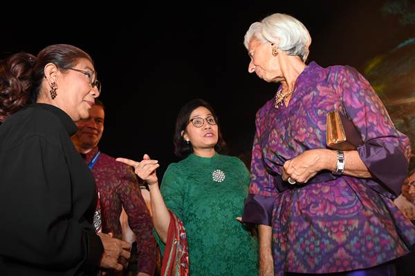Menteri Keuangan Sri Mulyani (kedua kanan) berbincang dengan Menteri Kelautan dan Perikanan Susi Pudjiastuti (kiri) dan Direktur Pelaksana IMF Christine Lagarde (kanan) ketika menghadiri 'Host Country Reception' pertemuan tahunan IMF World Bank Group 2018 di GWK, Bali, Jumat (12/10/2018). - Antara/Zabur Karuru