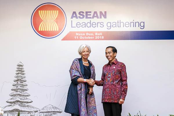 Presiden Joko Widodo (kanan) berjabat tangan dengan Direktur Pelaksana IMF Christine Lagarde saat Asean Leaders Gathering di sela-sela rangkaian Pertemuan Tahunan IMF - World Bank Group 2018 di Nusa Dua, Bali, Kamis (11/10/2018). - ANTARA/M Agung Rajasa
