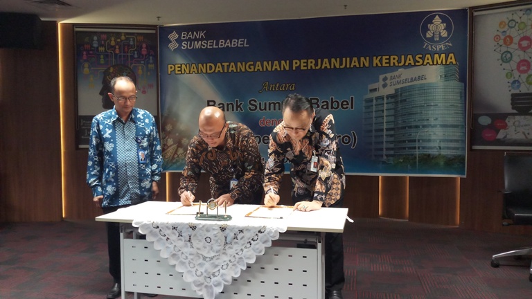 Direktur Pemasaran Bank Sumsel Babel Antonius Prabowo Argo (kanan) dan Kepala Cabang PT Taspen (Persero) Palembang Kasija menandatangani perjanjian kerjasama (PKS), Jumat (12/10/2018). Bisnis - Dinda Wulandari