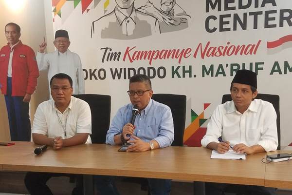 Sekretaris TKN Jokowi-Maruf, Hasto Kristiyanto (tengah) dan Wakil Sekretaris TKN Jokowi-Maruf,  Raja Juli Antoni (kanan). - Bisnis/Muhammad Ridwan