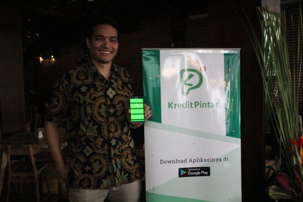 Vice President Kredit Pintar Boan Sianipar menunjukkan layanan aplikasi pinjaman online yang ditawarkan Kredit Pintar di Denpasar, Bali, Kamis (25/10). - JIBI/Ni Putu Eka Wiratmini 