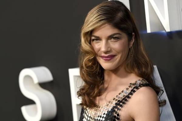 Sakit Bertahun Tahun Selma Blair Didiagnosis Multiple Sclerosis Lifestyle Bisnis Com