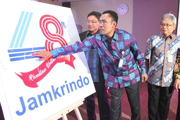 Direktur Perum Jamkrindo Kadar Wisnuwarman (kiri) bersama Direktur Amin Mas'udi (tengah), dan Direktur Rusdonobanu mengamati logo baru kompetisi startup dalam rangka HUT ke-48 perusahaan itu, di Jakarta, Senin (30/4/2018). - JIBI/Endang Muchtar  
