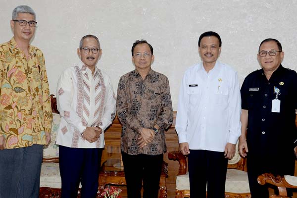 Konsul Republik Indonesia di Darwin Dicky D. Soerjanatamihardja (dua dari kiri) dan Gubernur Bali (tiga dari kanan)