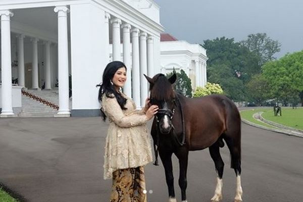 Kahiyang Ayu tengah hamil dan berfoto di depan Istana Bogor. - Instagram @bennusorumba