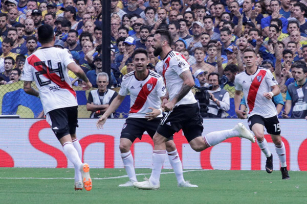 Para pemain River Plate merayakan gol pertama ke gawang Boca Juniors. - Reuters/Nacho Doce