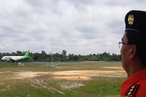 Executive General Manager PT Angkasa Pura II (Persero) cabang Pekanbaru Jaya Tahoma Sirait menyaksikan pesawat maskapai Citilink yang segera lepas landas di Bandara SSK II Pekanbaru, Senin (12/11 - 2018). AP II resmi mengoperasikan runway sepanjang 2.600 meter setelah pengerjaan penambahan dilakukan sejak 2015 silam, dengan panjang runway sebelumnya yaitu 2.250 meter.