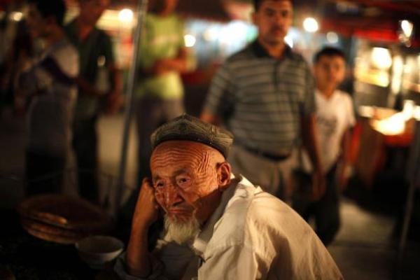 Seorang lelaki tua dari etnis Uighur nampak duduk di pasar lokal di Kashgar, Xinjiang (2/8/2011). - Reuters/Carlos Barria