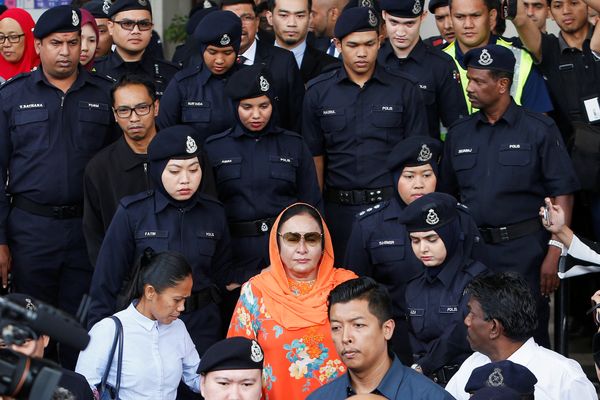 Rosmah Mansor, istri mantan Perdana Menteri (PM) Malaysia Najib Razak, meninggalkan pengadilan di Kuala Lumpur, Malaysia, Kamis (4/10). - Reuters/Lai Seng Sin