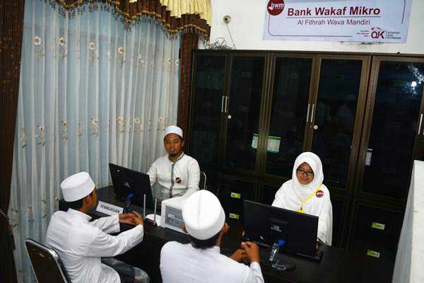 Santri mendapatkan pelayan petugas dalam Bank Wakaf Mikro Al Fithrah Wava Mandiri di Pondok Pesantren As Salafi Al Fithrah, Surabaya, Jawa Timur, Jumat (9/3/2018). - ANTARA/Umarul Faruq