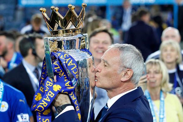 Claudio Ranieri bersama trofi Liga Primer Inggris setelah membawa Leicester City juara musim 2015-2016 - Reuters