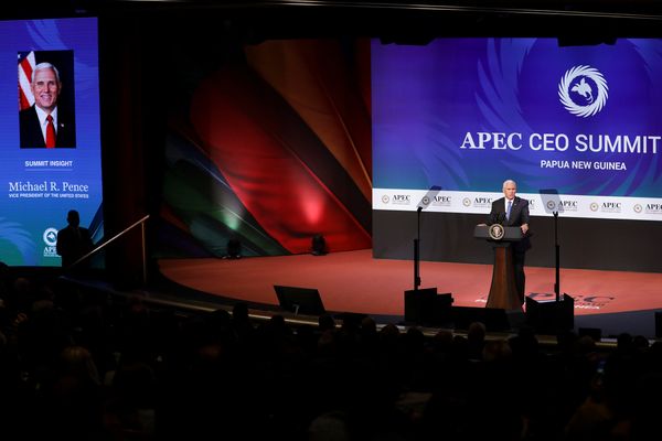 Wakil Presiden AS Mike Pence berbicara di hadapan para pemimpin dan perwakilan negara Asia Pasifik dalam APEC CEO Summit 2018 di Port Moresby, Papua Nugini, Sabtu (17/11). - Reuters/Fazry Ismail