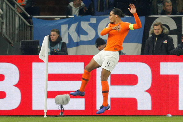 Bek Timnas Belanda Virgil van Dijk merayakan gol ke gawang Jerman. - Reuters/Leon Kuegeler