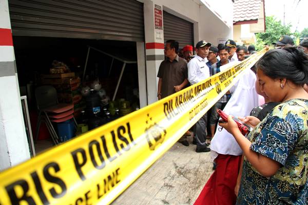 Tim Inafis Polda Metro Jaya melakukan olah tempat kejadian perkara di rumah kios yang menjadi lokasi perisitiwa pembunuhan satu keluarga, di kawasan Jatirahayu, Bekasi, Jawa Barat, Selasa (13/11/2018). - Antara