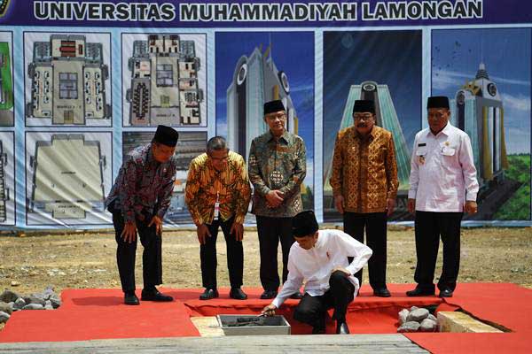 Presiden Joko Widodo saat meletakkan batu pertama pembangunan tower Universitas Muhammadiyah Lamongan (UML) disaksikan Menristekdikti M Nasir (kiri), Ketua Umum PP Muhammadiyah Haedar Nashir (ketiga kiri), Gubernur Jatim Soekarwo (kedua kanan), Bupati Lamongan M Fadeli (kanan) dan Direktur STIKES Muhammadiyah Budi Utomo (kedua kiri) di STIKES Muhammadiyah, Lamongan, Senin (19/11/2018). - ANTARA/Wahyu Putro A