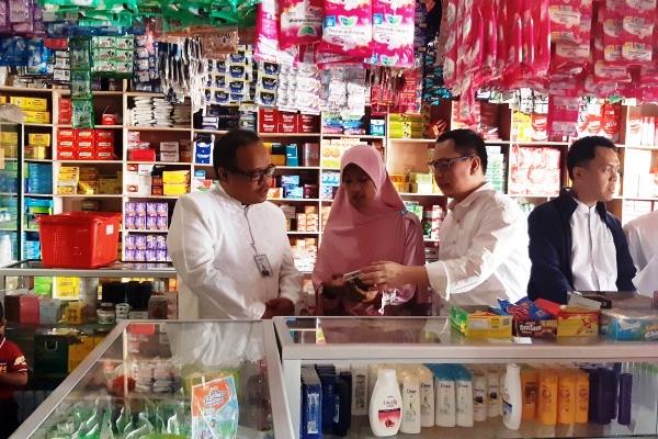 Direktur IT dan Operation Mandiri Syariah Achmad Syafii (kiri) danGroup Head of Digital Banking Group Mandiri Syariah Riko Wardhana (kanan) menjelaskan fitur Laku Pandai perseroan ke agen Laku Pandai perseroan di Cipanas, Jumat (23/11/2018). (Andi M. Arif - Bisnis).