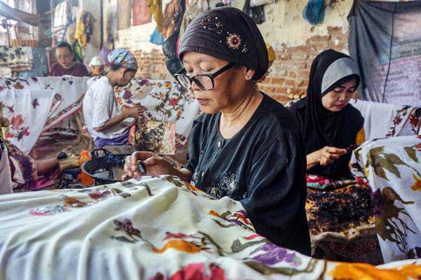 Perajin memproduksi batik di Kampung Batik Kauman, Pekalongan, Jawa Tengah, Kamis (27/9/2018). - ANTARA/Harviyan Perdana Putra