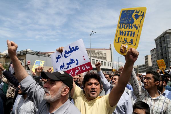 Warga Iran berunjuk rasa memprotes keputusan Presiden AS Donald Trump yang keluar dari perjanjian nuklir damai, di Teheran, Iran, Jumat (11/5). - Tasnim News Agency via Reuters