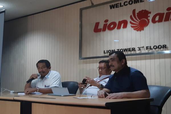 Presiden Direktur Lion Air Group Edward Sirait (kiri) dan Managing Director Lion Air Group (tengah) memberikan klarifikasi dalam konferensi pers, Rabu (28/11). JIBI/BISNIS - Rio Sandy Pradana