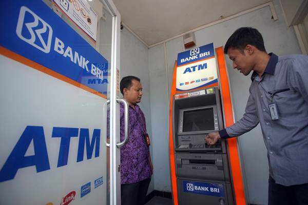 Petugas gabungan dari Polres Blitar dan Kantor Cabang BRI memeriksa mesin Anjungan Tunai Mandiri (ATM) saat berpatroli bersama di Blitar, Jawa Timur, Sabtu (24/3/2018). - ANTARA/Irfan Anshori