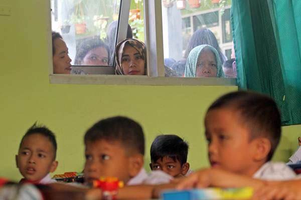 Ilustrasi: Orang tua murid mengawasi anaknya pada hari pertama masuk sekolah di SD Negeri 08 Ciomas, Bogor, Jawa Barat, Senin (16/7/2018). - Antara/Yulius Satria Wijaya