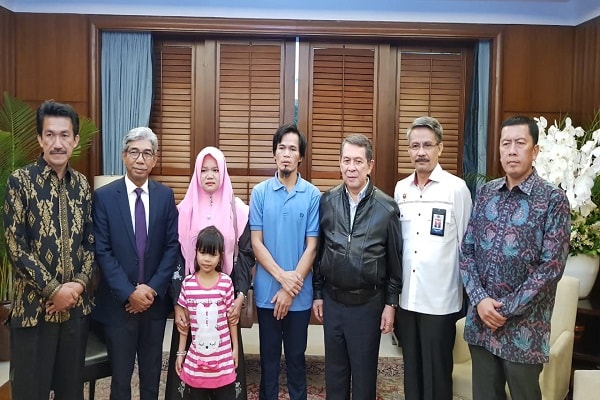 Usman Yunus (tengah), WNI/ABK korban penyanderaan di Filipina Selatan bertemu dengan keluarga, Kamis (13/13/2018) - Kementerian Luar Negeri RI
