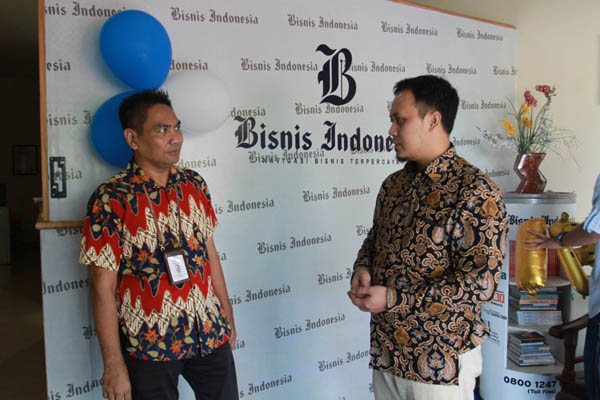 Kepala Biro Humas Semen Tonasa AM Said Chalik (kiri) bersama Kepala Biro Bisnis Indonesia Kantor Perwakilan Makassar Galih Kurniawan (kanan).  - Bisnis/Paulus Tandi Bone. 