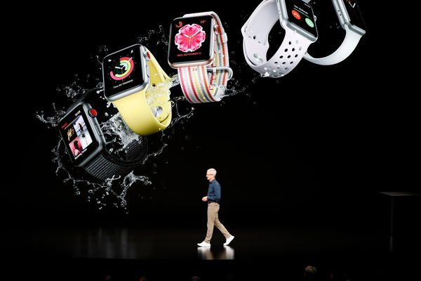 CEO Apple Tim Cook memperkenalkan jam tangan pintar terbaru Apple yang diluncurkan di Steve Jobs Theater, Cupertino, California, AS, Rabu (12/9). - Reuters/Stephen Lam