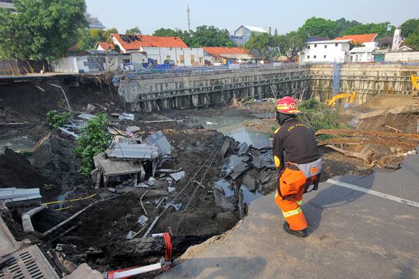 Jalan Raya Gubeng Ambles Bmkg Sebut Bukan Karena Gempa Bumi