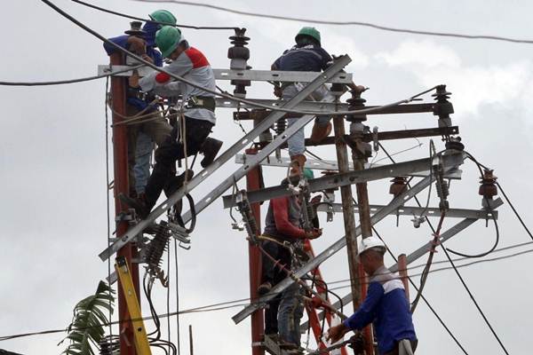 Teknisi melakukan perawatan rutin perbaikan jaringan listrik di Makassar, Sulawesi Selatan, Senin (12/2). - JIBI/Paulus Tandi Bone
