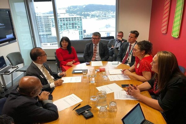 Dubes RI untuk Selandia Baru, Tantowi Yahya (dua kiri) bertemu dengan anggota parlemen yang mendukung kelompok separatis Papua.