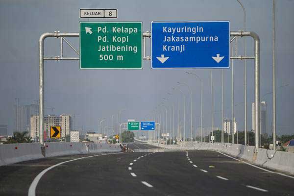 Jalan tol Becakayu ruas RS Harum-Sumber Artha di Jakarta, Jumat (16/6). - Antara/Rosa Panggabean