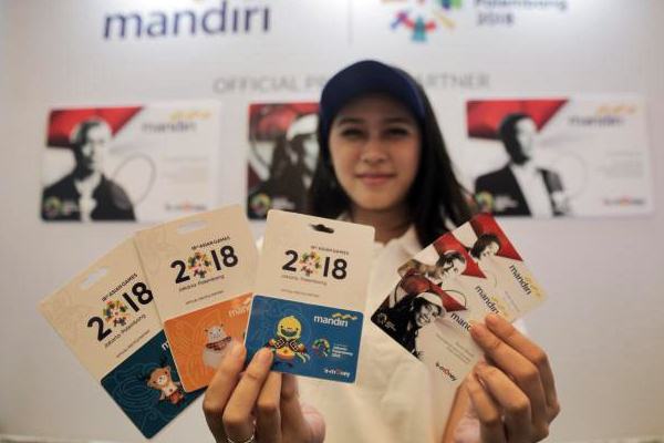 Model memperlihatkan kartu e-money edisi Legenda Olahraga dan Maskot Asian Games 2018 saat pembukaan Asian Games - Goifex Expo 2017 di Jakarta Convention Center, Jakarta, Sabtu (19/8). - JIBI/Felix Jody Kinarwan