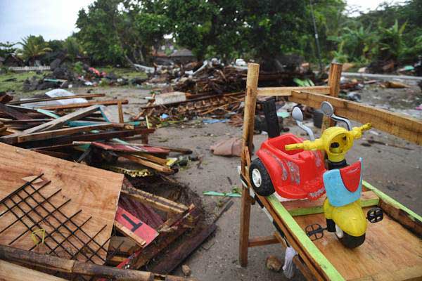 Sebuah sepeda anak tertinggal di lokasi bencana tsunami di kawasan Carita, Banten, Senin (24/12/2018). - ANTARA/Akbar Nugroho Gumay
