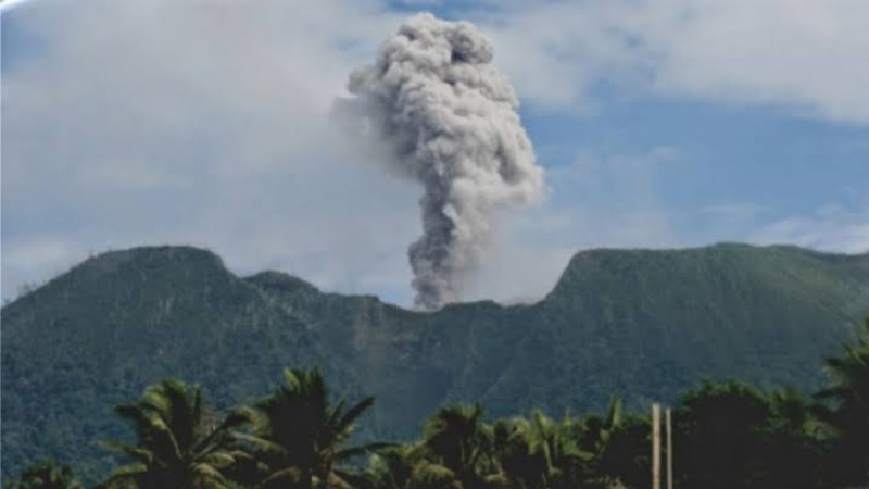  Gunung Ibu  Meletus Abu Letusan Setinggi 800 Meter Status 