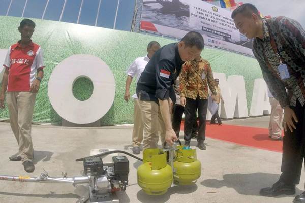 MenteriESDM Ignasius Jonan (tengah) memeriksa konverter dan tabung gas elpiji 3 kilogram yang akan diserahkan kepada nelayan di Makassar, Sulawesi Selatan, Jumat (29/9). - JIBI/Paulus Tandi Bone