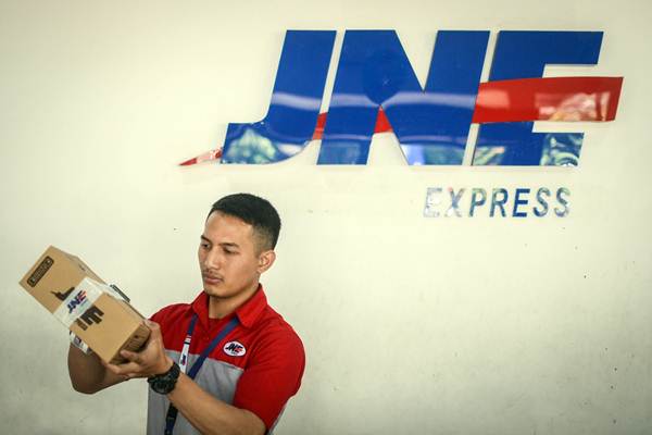 Pekerja membungkus paket di Kantor Cabang Utama PT Jalur Nugraha Ekakurir (JNE), Bandung, Jawa Barat, Kamis (3/1/2019). - ANTARA/Raisan Al Farisi