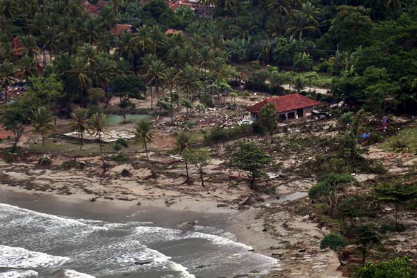 Foto daerah yang terdampak tsunami, diambil dari Cessna 208 B Grand Caravan milik Maskapai Susi Air, di kawasan Pandeglang, Banten, Minggu (23/12/2018). - Bisnis/Nurul Hidayat