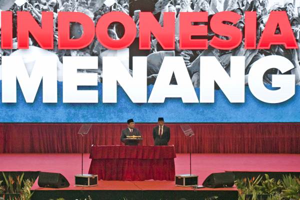 Calon Presiden nomor urut 02 Prabowo Subianto (kiri) didampingi calon Wakil Presiden Sandiaga Uno menyampaikan pidato kebangsaan di Jakarta Convention Center, Jakarta, Senin (14/1/2019). - ANTARA/Galih Pradipta