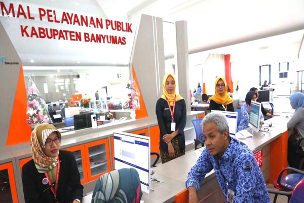 Gubernur Jawa Tengah Ganjar Pranowo saat meninjau Mal Pelayanan Publik di Banyumas Jawa Tengah - Istimewa