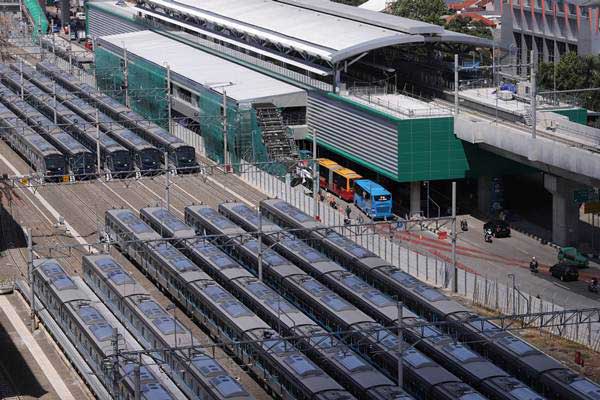 Suasana proyek pembangunan terminal Mass Rapid Transportation (MRT) koridor Lebak Bulus-Bundaran HI di Jakarta, Jumat (4/1/2019). - ANTARA/Reno Esnir 