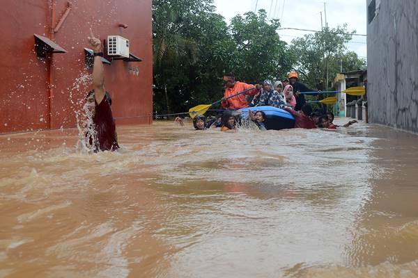 Tim relawan mengevakuasi warga yang terjebak banjir di Perumahan Bung Permai, Makassar, Sulawesi Selatan, Rabu (23/1/2019). Ketinggian banjir di kawasan tersebut mencapai satu meter akibat meluapnya Sungai Tello. - Antara