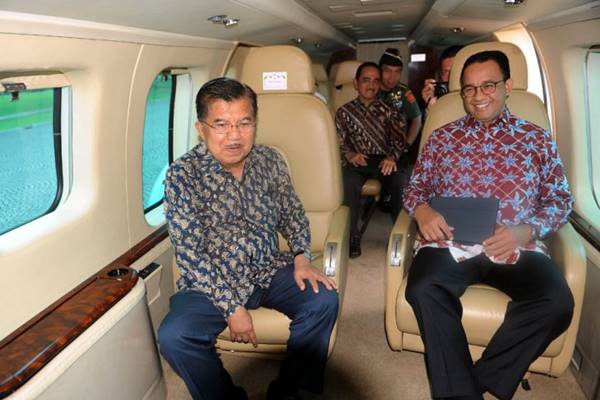 Wakil Presiden Jusuf Kalla dan Gubernur DKI Jakarta Anies Baswedan meninjau dari udara kemacetan Jakarta dan sekitarnya dengan menggunakan helikopter, Senin (28/1).  - Biro Pers Setwapres