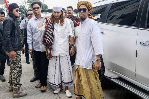Habib Bahar bin Ali bin Smith (kedua kanan) tiba untuk menjalani pemeriksaan perdana di Direktorat Kriminal Umum Polda Jawa Barat, Bandung, Jawa Barat, Selasa (18/12/2018). - ANTARA/Raisan Al Farisi