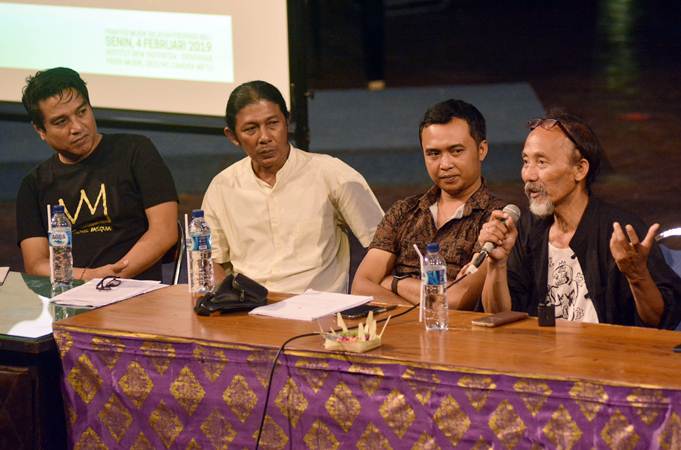 Komposer dan musisi Bali Wayan Gde Yudhana (kanan), musisi Indra Lesmana (kiri), gitaris Koko Harsoe (kedua kiri) dan akademisi Institut Seni Indonesia (ISI) Denpasar Wayan Sudirana menyampaikan materi saat dialog musik Rancangan Undang-Undang (RUU) Permusikan di Denpasar, Bali, Senin (4/2/2019). - ANTARA/Fikri Yusuf